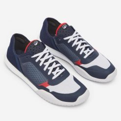 Tenisówki pokładowe żeglarskie męskie Decathlon 500. Czerwone trampki męskie Decathlon, bez wzorów, z kauczuku, bez zapięcia. Za 199.99 zł.
