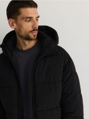 Kurtka z kapturem - czarny. Czarne kurtki męskie Reserved, l, bez wzorów, z tkaniny, z kapturem. W wyprzedaży za 99.99 zł.