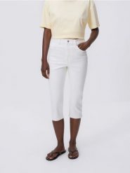 Jeansy capri - biały. Białe jeansy damskie Reserved, bez wzorów, z bawełny. Za 99.99 zł.