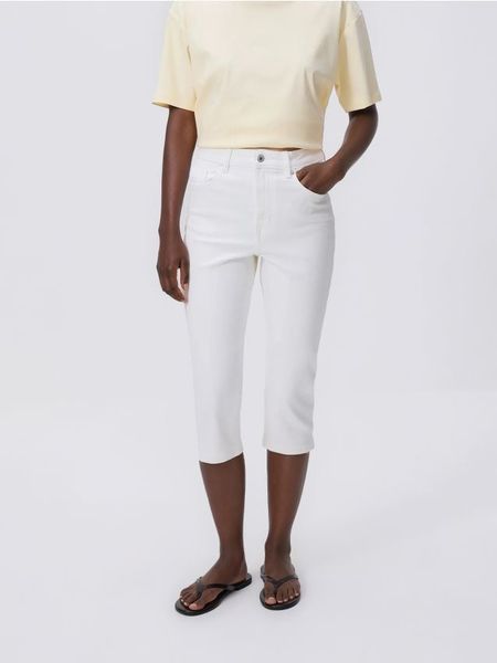 Jeansy capri - biały. Białe jeansy damskie Reserved, bez wzorów, z bawełny. W wyprzedaży za 65.99 zł.