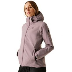 Damska Wodoodporna Kurtka Narciarska Flurry II. Fioletowe kurtki sportowe damskie Dare 2B, xs, bez wzorów, z materiału, bez ramiączek, z kapturem, narciarskie. Za 368.99 zł.