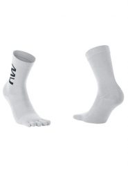 Skarpety rowerowe NORTHWAVE Extreme Five Sock białe. Białe skarpety męskie Northwave, bez wzorów, z dzianiny. Za 90.90 zł.