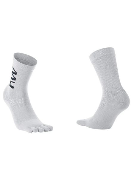 Skarpety rowerowe NORTHWAVE Extreme Five Sock białe. Białe skarpety męskie Northwave, bez wzorów, z dzianiny. Za 90.90 zł.