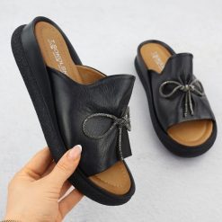 Skórzane klapki damskie na koturnie czarne T.Sokolski L26-154. Czarne klapki damskie T.Sokolski, bez wzorów, ze skóry, bez obcasa, na koturnie, bez zapięcia. Za 219.99 zł.