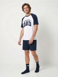 Bawełniana piżama dwuczęściowa z napisem World's Best Dad - wielobarwny. Piżamy męskie Sinsay, l, bez wzorów, z bawełny, bez kołnierzyka, bez ramiączek. Za 39.99 zł.