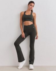Damskie legginsy bezszwowe prążkowane wysoki stan dzwony długie ciemnozielone. Zielone legginsy damskie Aim'n, bez wzorów, z elastanu. Za 302.00 zł.