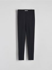Legginsy z przeszyciami - czarny. Czarne legginsy damskie Reserved, bez wzorów, z dzianiny. W wyprzedaży za 39.99 zł.