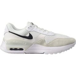 Tenisówki Nike Model Systm Kolor Biały. Białe obuwie sportowe damskie Nike, bez wzorów, ze skóry, bez zapięcia, tenisowe. W wyprzedaży za 574.65 zł.