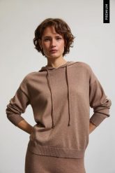 Sweter z kapturem beżowy. Brązowe swetry nierozpinane damskie MOODO, l, bez wzorów, z poliamidu, bez kołnierzyka, bez ramiączek. Za 149.99 zł.