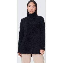 Puszysty sweter z golfem - Czarny. Czarne swetry nierozpinane damskie Sinsay, l, bez wzorów, bez kołnierzyka, bez ramiączek. Za 69.99 zł.