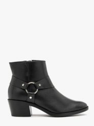 Czarne botki biker boots. Czarne botki damskie Ryłko, bez wzorów, ze skóry, rockowe, z okrągłym noskiem, za kostkę, bez obcasa, na obcasie, bez zapięcia. Za 479.99 zł.
