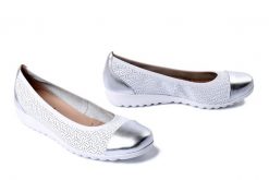 CAPRICE 22103-42 183 white/silver, baleriny damskie. Białe balerinki damskie Caprice, bez wzorów, bez obcasa, bez zapięcia. Za 209.93 zł.