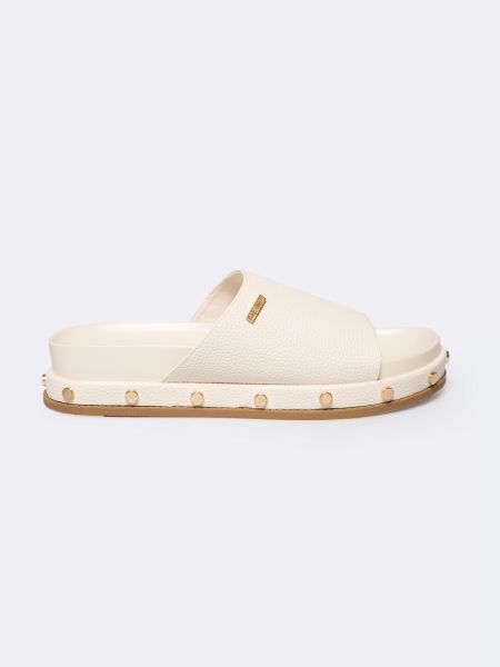 Klapki damskie na podwyższonej podeszwie z ozdobnymi nitami beżowe RR274215 801. Brązowe klapki damskie BIG STAR, na lato, z aplikacjami, ze skóry ekologicznej, eleganckie, bez obcasa, bez zapięcia. W wyprzedaży za 79.99 zł.