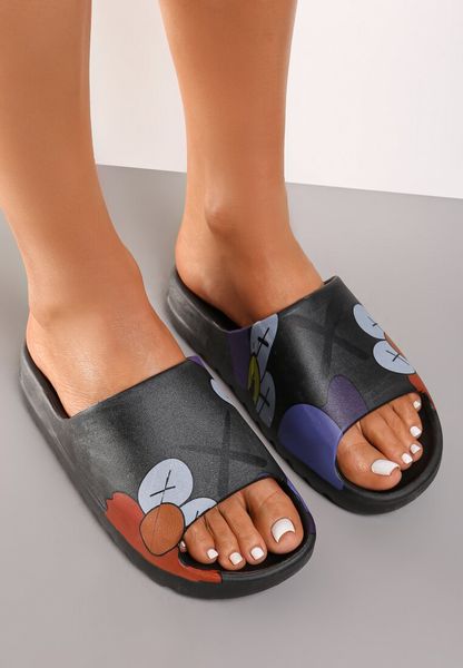 Czarne Klapki Helala. Czarne klapki damskie Renee, z aplikacjami, z dresówki, bez obcasa, na płaskiej podeszwie, bez zapięcia. Za 29.99 zł.