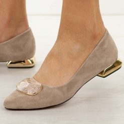 Beżowe skórzane baleriny damskie DiA 9027. Brązowe balerinki damskie DiA, na jesień, z aplikacjami, z jeansu, eleganckie, bez obcasa, na obcasie, bez zapięcia. Za 359.00 zł.