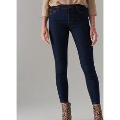 Jeansy skinny z niskim stanem - Granatowy. Niebieskie jeansy damskie Mohito, bez wzorów, z jeansu, z obniżonym stanem. Za 69.99 zł.