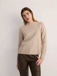 Sweter z raglanowymi rękawami - beżowy. Brązowe swetry nierozpinane damskie Reserved, l, bez wzorów, z dzianiny, bez kołnierzyka, bez ramiączek. W wyprzedaży za 79.99 zł.