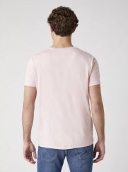 MĘSKI T-SHIRT WRANGLER SS SIGN OFF TEE SILVER PINK W7C07D3TU 112131607. Różowe t-shirty męskie Wrangler, m, bez wzorów, bez kołnierzyka, bez ramiączek. Za 69.99 zł.