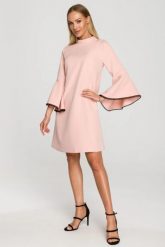 Elegancka sukienka trapezowa z bufiastymi rękawami pudrowa. Sukienki damskie MOE, m, bez wzorów, eleganckie, bez kołnierzyka, bez ramiączek, trapezowe. Za 189.00 zł.
