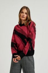 Sweter z geometrycznym wzorem czerwony. Czerwone swetry nierozpinane damskie MOODO, l, bez wzorów, z poliesteru, bez kołnierzyka, bez ramiączek. W wyprzedaży za 59.99 zł.