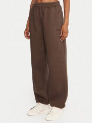 Reebok Spodnie dresowe Reebok X Ewa Chodakowska RK25304CCW Brązowy Regular Fit. Brązowe spodnie dresowe damskie Reebok, bez wzorów, z dresówki. Za 179.99 zł.