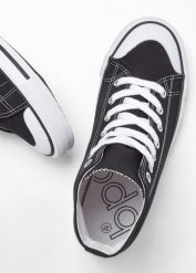 Wysokie sneakersy. Czarne obuwie sportowe damskie bonprix, bez wzorów, bez zapięcia. Za 97.99 zł.