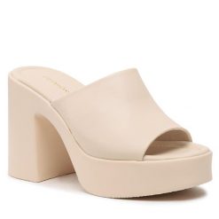 Klapki DeeZee. Brązowe klapki damskie DeeZee, bez wzorów, bez obcasa, bez zapięcia. Za 169.99 zł.