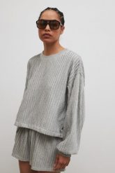 Bluza z dzianiny strukturalnej w kolorze COOL GREY - PRIZM- UNI. Szare bluzy damskie Marsala, m, bez wzorów, z bawełny, bez ramiączek, bez kaptura. Za 249.90 zł.