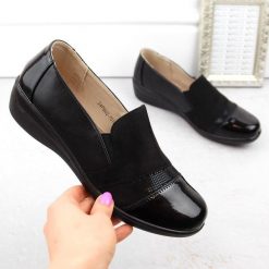 Półbuty damskie wsuwane komfortowe czarne Unisoft. Czarne półbuty damskie NEWS, bez wzorów, ze skóry ekologicznej, bez obcasa, bez zapięcia. Za 109.99 zł.