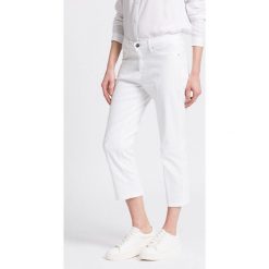 Wrangler - Jeansy. Białe jeansy damskie Wrangler, bez wzorów, z bawełny. W wyprzedaży za 129.90 zł.