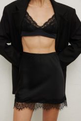 Mini spódniczka z koronka w kolorze BLACK - CHIC-M. Czarne spódnice damskie Marsala, na co dzień, m, bez wzorów, z koronki, eleganckie, maxi, dopasowane. Za 159.90 zł.