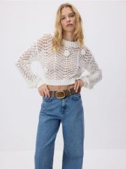 Sweter z różami - biały. Białe swetry nierozpinane damskie Reserved, l, bez wzorów, z bawełny, bez kołnierzyka, bez ramiączek. W wyprzedaży za 119.99 zł.