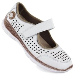 Skórzane półbuty ażurowe na rzep białe T.Sokolski 2922/37. Białe półbuty damskie T.Sokolski, w ażurowe wzory, ze skóry, bez obcasa, bez zapięcia. Za 269.99 zł.