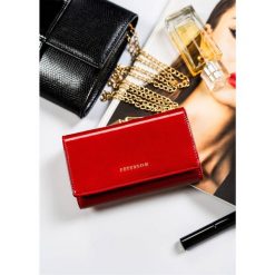 Portfel skórzany Peterson PTN 55020-SAF czerwony. Czerwone portfele damskie Peterson, z lakierowanej skóry. Za 134.00 zł.