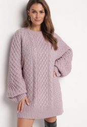 Jasnofioletowy Sweter o Wydłużonym Fasonie z Modnym Splotem Ahexa. Fioletowe swetry nierozpinane damskie Born2be, bez wzorów, ze splotem, bez kołnierzyka, bez ramiączek. Za 189.99 zł.