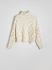 Sweter z ozdobnym splotem - złamana biel. Swetry nierozpinane damskie Reserved, l, bez wzorów, z dzianiny, bez kołnierzyka, bez ramiączek. W wyprzedaży za 59.99 zł.