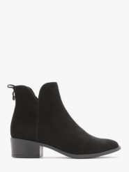 Botki z ozdobną cholewką. Czarne botki damskie Ryłko, bez wzorów, ze skóry, z okrągłym noskiem, bez obcasa, na obcasie, bez zapięcia. Za 429.99 zł.