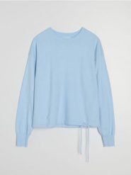 Wiskozowy sweter z ozdbnym wiązaniem - błękitny. Niebieskie swetry nierozpinane damskie Sinsay, l, bez wzorów, z wiskozy, bez kołnierzyka, bez ramiączek. Za 39.99 zł.