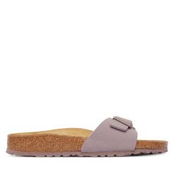 Klapki Birkenstock. Fioletowe klapki damskie Birkenstock, bez wzorów, bez obcasa, bez zapięcia. Za 399.99 zł.