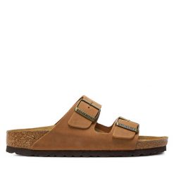 Klapki Birkenstock. Brązowe klapki damskie Birkenstock, bez wzorów, bez obcasa, bez zapięcia. Za 539.99 zł.