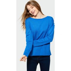 Klasyczny sweter z dekoracyjnymi guzikami. Swetry nierozpinane damskie Greenpoint, bez wzorów, z poliesteru, klasyczne, bez kołnierzyka, bez ramiączek. Za 39.99 zł.