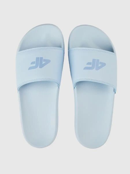 Klapki damskie 4F 4FRSS26FSLIF062. Niebieskie klapki damskie 4F, bez wzorów, z gumy, wakacyjne, bez obcasa, bez zapięcia. Za 59.99 zł.