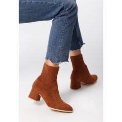 Camelowe Botki Kinley. Botki damskie Born2be, bez wzorów, za kostkę, bez obcasa, na obcasie, bez zapięcia. Za 109.99 zł.