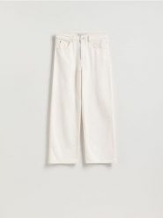 Jeansy wide leg z krótszą nogawką - biały. Białe jeansy damskie Reserved, bez wzorów, z bawełny, krótkie. Za 139.99 zł.