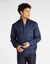 MĘSKA KURTKA PRZEJŚCIOWA LEE HARRINGTON JACKET REGULAR NAVY L88TCR35 112123781. Niebieskie kurtki męskie Lee, l, bez wzorów, bez kaptura. Za 309.99 zł.