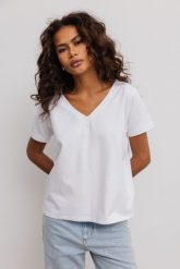 T shirt z dekoltem w kształcie V w kolorze BIAŁYM- V NECK-S. Białe t-shirty damskie Marsala, s, bez wzorów, z bawełny, eleganckie, bez kołnierzyka, bez ramiączek. Za 69.90 zł.