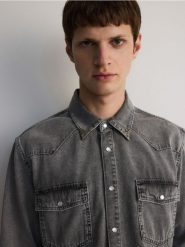 Jeansowa koszula comfort fit - jasnoszary. Szare koszule męskie Reserved, l, bez wzorów, z denimu, bez kołnierzyka, bez ramiączek. W wyprzedaży za 119.99 zł.