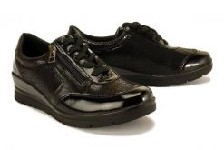 COMFORTABEL 951169-1 schwarz, półbuty damskie. Czarne półbuty damskie Comfortabel, bez wzorów, bez obcasa, na koturnie, bez zapięcia. Za 179.95 zł.
