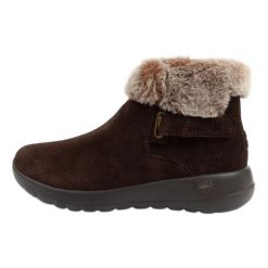 Buty Skechers On-The-Go 144041/CHOC brązowe. Brązowe botki damskie bez wzorów, ze skóry, bez obcasa, bez zapięcia. Za 414.66 zł.