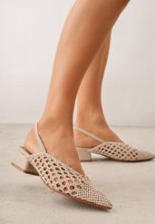 Ciemnobeżowe Czółenka VICES z Plecioną Cholewką na Słupku Aezorin. Brązowe czółenka damskie Born2be, bez wzorów, z jeansu, biznesowe, ze szpiczastym noskiem, bez obcasa, na słupku, bez zapięcia. Za 129.99 zł.